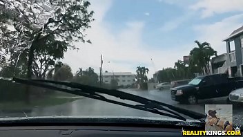 Зрелая сучка соблазняет нового водителя и начинает мастурбировать в машине, привлекая его внимание