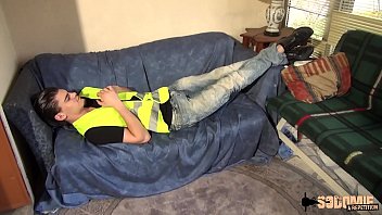 Домохозяйка удовлетворяет свои желания с рабочим горячее порно видео с отсосом и трахом сзади