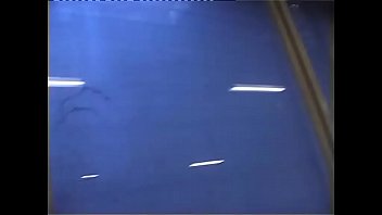 Жесткий секс в подворотне стерва наслаждается двуми мужиками и обильными кончинами