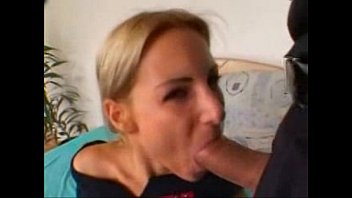 Красивая девушка ублажает дырками двух парней