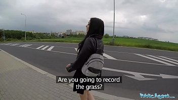 Милая девушка отдалась на улице