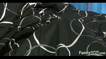 Невероятная мачеха помогает сексуальному образованию своего пасынка