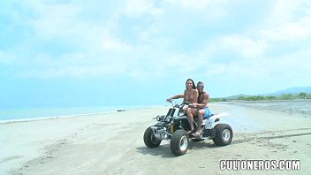 Грудастая баба пососала ухажёру на пляже