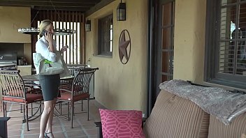 Взрослая женщина застряла в окне и получила удовольствие от двух пасынков