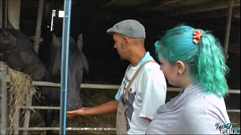 Девушка переспала со всеми мужчинами в деревне, но нашла нового любовника на фазенде