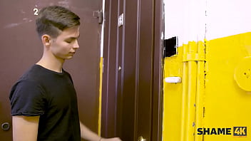 Русскую мамку жестко ебут в задницу и кончают в пизду