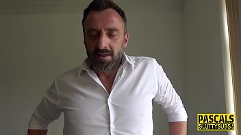 Настоящую извращенную милфу трахают в задницу и заставляют глотать сперму