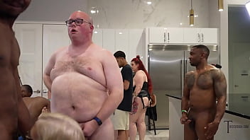 Веселая межрассовая оргия на 20 человек